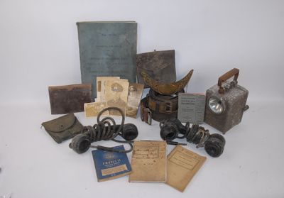 une photo d'une collection d'objets anciens, comprenant notamment un appareil photo, des livres et d'autres objets