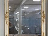 un miroir accroché au mur au-dessus d'un bureau dans une pièce