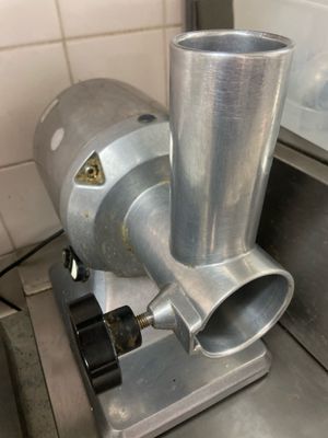 une machine posée sur le comptoir d'une cuisine