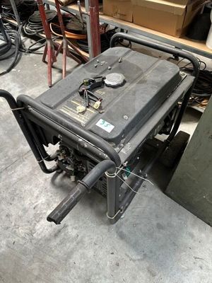 un petit moteur posé sur un chariot dans un garage