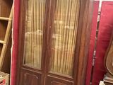 une photo d'une grande armoire en bois dans une pièce