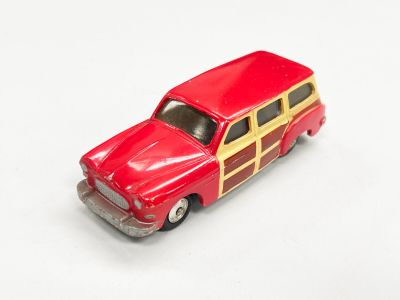 une petite voiture rouge et jaune posée sur un fond blanc