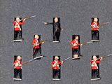 six petits soldats alignés en rang