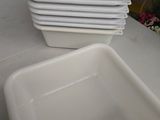 une pile d'assiettes blanches posée sur une table