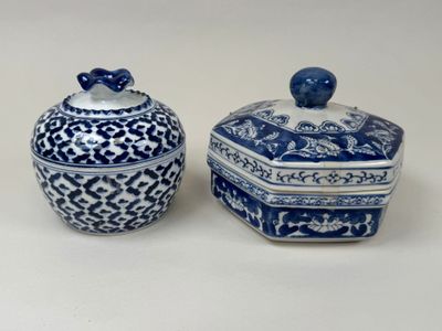 pair of chinese blue and white porcelain jars with lids