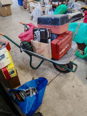une brouette remplie de cartons et d'outils dans un garage