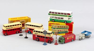 beaucoup de petits bus et de petites voitures sur une surface blanche