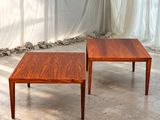 deux tables placées l'une à côté de l'autre sur le sol