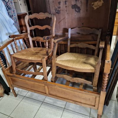 deux chaises et un lit dans une chambre