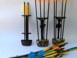 de nombreuses flèches dans un vase et tout un tas d'autres flèches