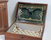 Coffret rectangulaire de voyage (?) en placage d'acajou, le … (photo 5)