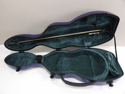 un étui à violon posé ouvert sur une surface blanche