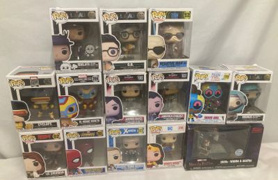 plusieurs figurines Pop Vinyl sont empilées les unes sur les autres