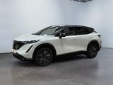 Le SUV Nissan blanc est garé dans une grande pièce.