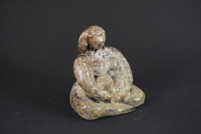 Maternité en terre cuite vernissée et craquelée.