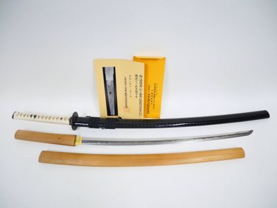 une image représentant un sabre de samouraï avec un manche et une lame en bois