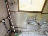 une salle de bains équipée de toilettes et d'une fenêtre