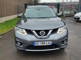 l'avant d'un SUV Nissan argenté garé sur le bord de la route
