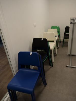 a lot of chairs that are lined up in a room