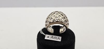 un gros plan d'une bague en argent posée sur un présentoir à bagues noir