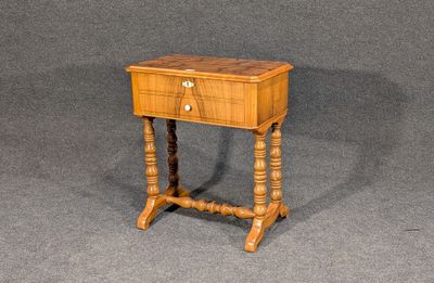 l'image d'une petite table en bois surmontée d'un tiroir