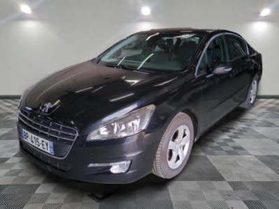 la photo d'une voiture noire sur un sol en damier