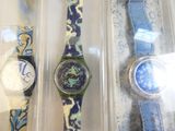 trois montres différentes exposées dans un présentoir en plastique