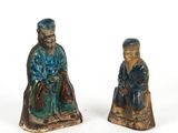 paire de figurines en céramique représentant un homme et une femme assis sur une souche d'arbre