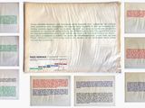de nombreux types de papiers différents accrochés au mur