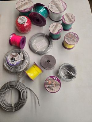 de nombreuses bobines de fil et des bobines de fil posées sur une table