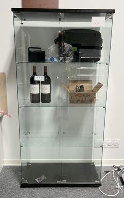une vitrine en verre contenant une bouteille de vin