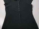 un gros plan sur une chemise noire à col à carreaux