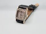 une image d'une montre dont le cadran est orné de diamants