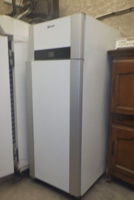 trois réfrigérateurs installés dans une pièce