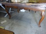 une table en bois sur laquelle se trouve un bol, au milieu d'une pièce