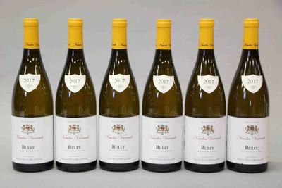 six bouteilles de vin sont alignées sur une table
