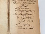 un vieux livre écrit posé sur une table