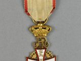 Gros plan sur une médaille ornée d'une croix