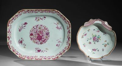 deux assiettes ornées de motifs floraux sont posées sur une table