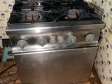 une cuisinière sur laquelle est posée une marmite dans une cuisine