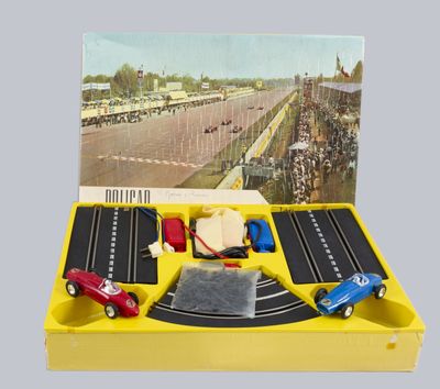 une boîte jaune contenant des petites voitures et sur laquelle figure l'image d'un circuit automobile