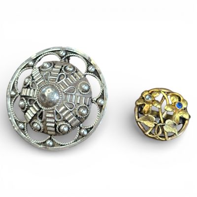 Broche ronde en argent (800 millièmes). D. : 38 mm - Poids : 8,50 g. O