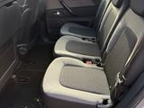 quatre sièges à l'arrière d'une voiture vide
