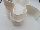 une paire de chaussures posée sur une table