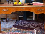 un bureau sur lequel se trouvent un livre et un vase