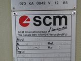 a sign on the wall of a machine that says scm