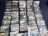 un grand nombre de cartes postales anciennes qui se trouvent sur la table