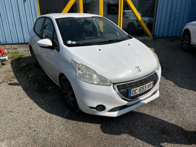 une petite voiture blanche garée devant un immeuble bleu
