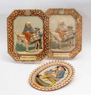 deux assiettes sur lesquelles figurent des photos de personnes et une assiette sur laquelle figure la photo d'un homme à cheval