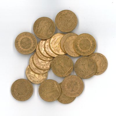 une pile de pièces d'or posée sur une surface blanche